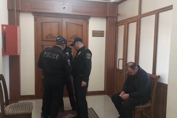 Խուզարկությունից հետո քննիչները դուրս են եկել Վարդան Ղուկասյանի աշխատասենյակից՝ իրենց հետ տանելով առգրավված գույքը