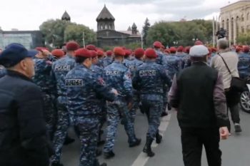 Քաղաքացիներ են բերման ենթարկվում․ իրավիճակը շարունակում է լարված մնալ Գյումրու քաղաքապետարանի դիմաց