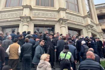 Գյումրիի քաղաքապետարանի մոտից երեկ բերման ենթարկված 33 անձ ձերբակալվել է