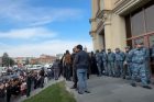 Գյումրիի քաղաքապետարանում իրավիճակը լարված է․ եկեղեցու զանգերն անընդհատ ղողանջում են