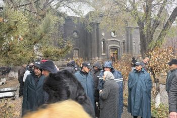 Աշխատողներին ստիպողաբար բերել են, որ սրան դիմավորեն․ Փաշինյանը Յոթ Վերքում պատարագի է