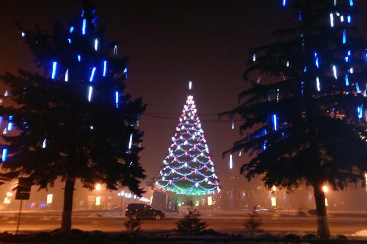 Տոնածառի հի՞նն է լավը, թե՞ նորը․գյումրեցիները քննարկում են Վարդանանց հրապարակում տեղադրվող գլխավոր տոնածառը