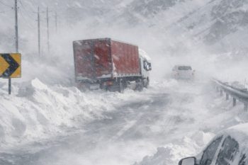 Մի շարք ավտոճանապարհներ անանցանելի են. առաջիկա օրերին ՀՀ որոշ շրջաններում սպասվում է քամու ուժգնացում