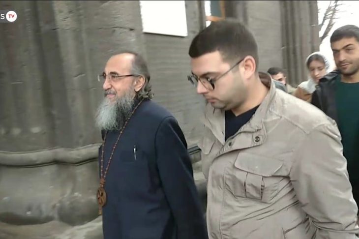 Լռությամբ, բայց ներկայությամբ․ Միքայել Աջապահյանը մասնակցեց պատարագին