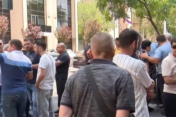 «Վարկեր ունենք, կոմունալները պիտի վճարենք»․ Ծառուկյանին պատկանող ընկերությունների աշխատակիցները բողոքի ցույց են անում