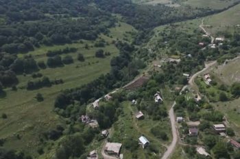 Ի՞նչ ապագա ունի առանց դպրոցի, մանկապարտեզի ու խանութի մնացած Քարաբերդը