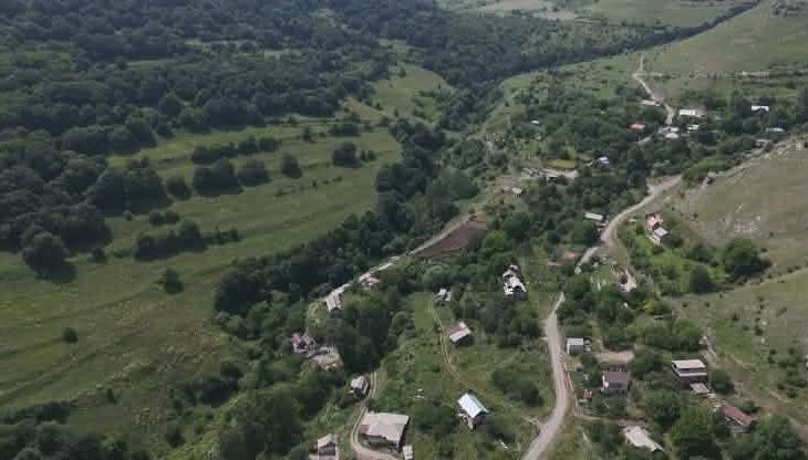 Ի՞նչ ապագա ունի առանց դպրոցի, մանկապարտեզի ու խանութի մնացած Քարաբերդը