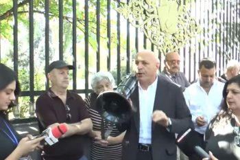 «ԱԺ-ում իրար հետ իրենց շահերի մասին են խոսում, տեսե՞լ եք, որ Արցախի ժողովրդի վիճակը քննարկեն»․արցախցիները բողոքի ցույց են անում