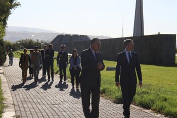 ՀՀ-ում Ֆրանսիայի նորանշանակ դեսպան Ֆլորիան Էսկյուդիեն այցելել է Հայոց ցեղասպանության հուշահամալիր