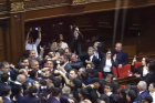 ԱԺ-ում հրմշտոց ու կռիվ է սկսվել պատգամավորների միջև