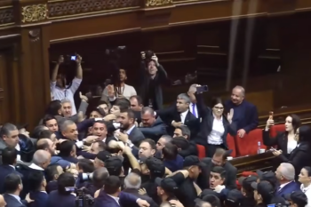 ԱԺ-ում հրմշտոց ու կռիվ է սկսվել պատգամավորների միջև